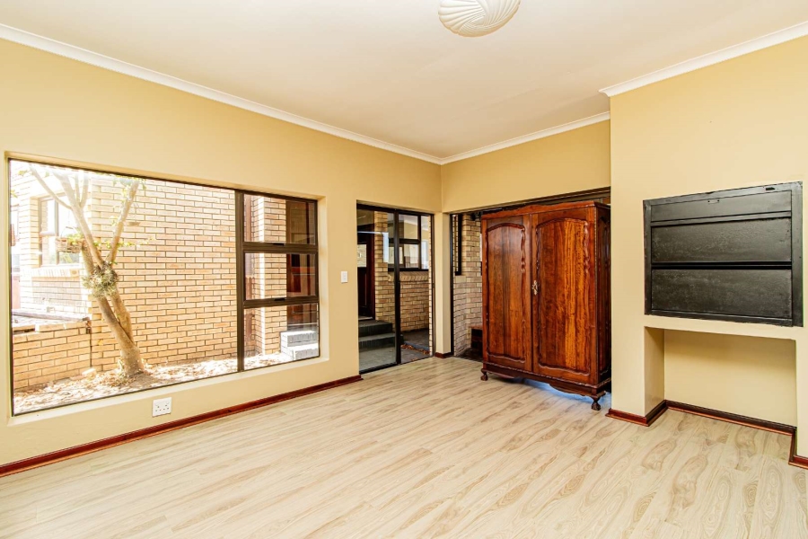 To Let 5 Bedroom Property for Rent in Hersham Western Cape